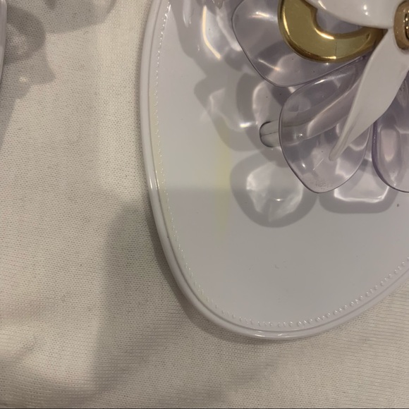 White and gold flower flip flop sandals - Picture 3 of 5